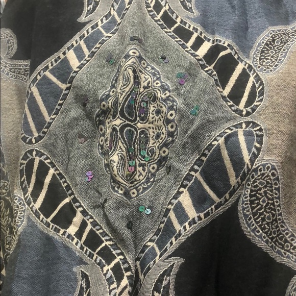 🎉Last Chance🎉 Scarf with beaded details - Picture 4 of 4